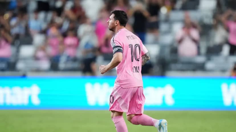 Ovacionado por todo el estadio: así fue el regreso de Messi tras perder a su padre - TyC Sports