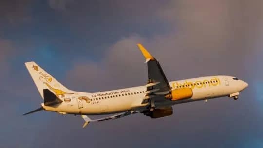 Flybondi no vuela a Corrientes hace cuatro semanas y debe sueldos, pero sigue vendiendo pasajes