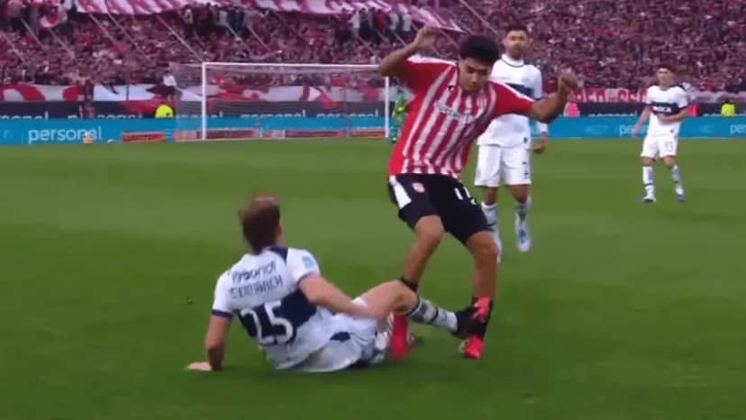 Las dos jugadas que dejaron a Gimnasia con nueve y condicionaron el clásico ante Estudiantes - TyC Sports