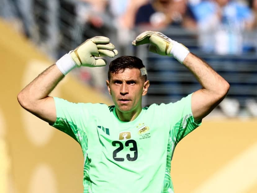 Siguen las negociaciones entre Aston Villa y Juventus por Dibu Martínez