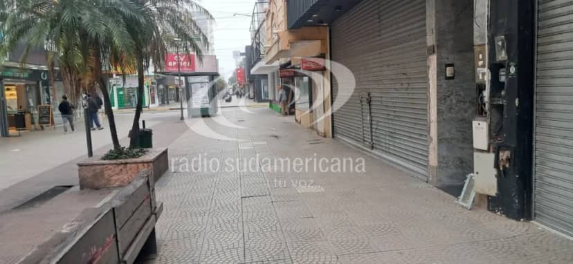 Feriado: la peatonal de Corrientes amaneció con pocos comercios abiertos