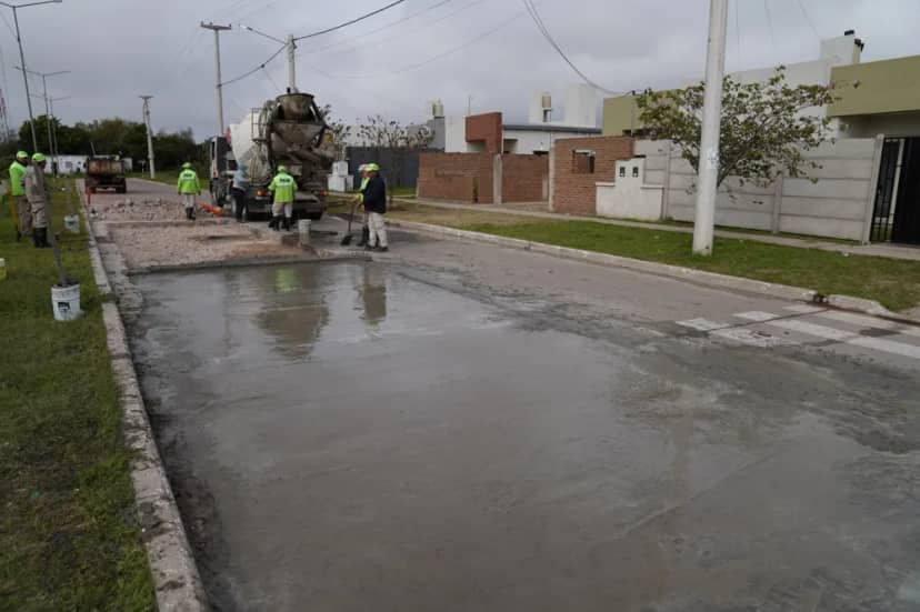 El Municipio avanza con obras de bacheo y enripiado en distintos barrios de Capital