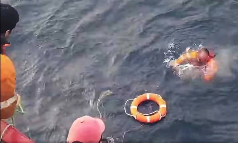 Marinero correntino cayó al agua desde un pesquero y fue rescatado con vida