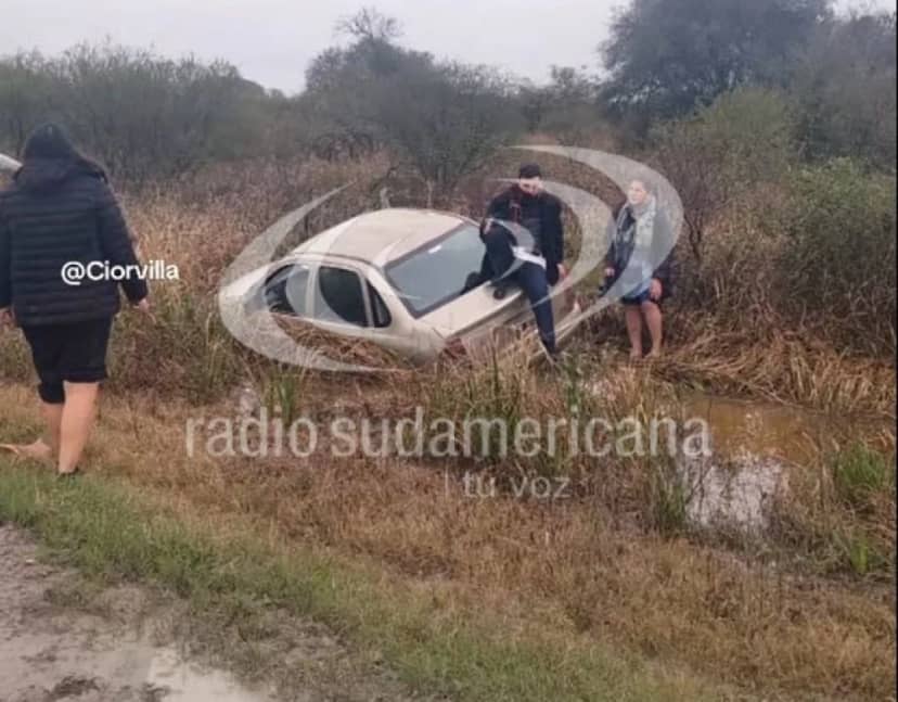 Esquina: tres docentes despistaron y terminaron en una cuneta