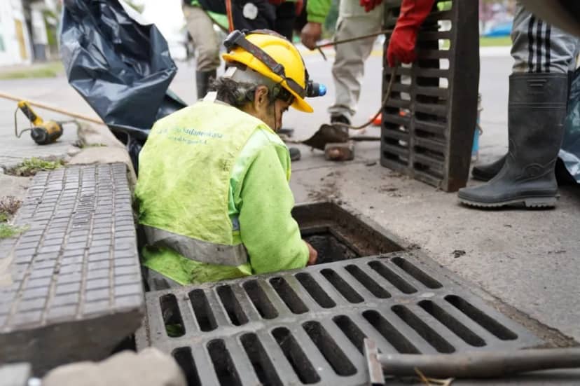 El Municipio amplía la limpieza de sumideros para mejorar el drenaje en avenidas y calles