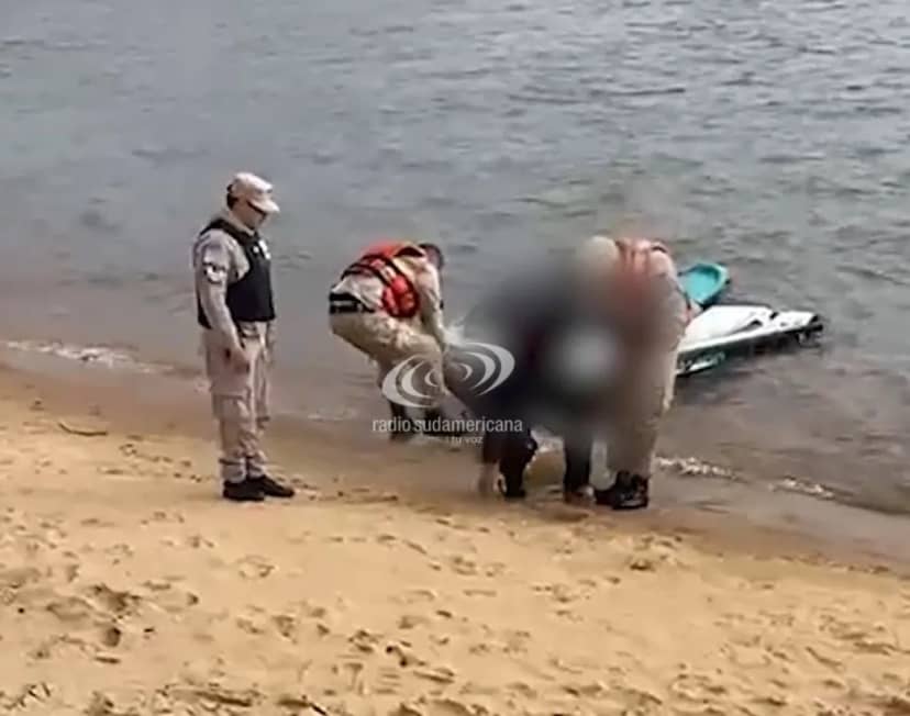 Así rescataron al hombre que cayó al río desde el puente Belgrano