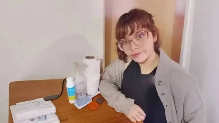 Una mujer cobra por sacar piojos a domicilio y se volvió viral