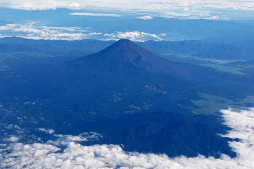 Dejó a su hijo de 7 años en el Monte Fuji, el pico más alto de Japón, para seguir escalando