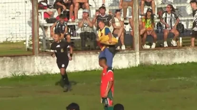 Video: un árbitro expulsó a un vendedor de chipá durante un partido