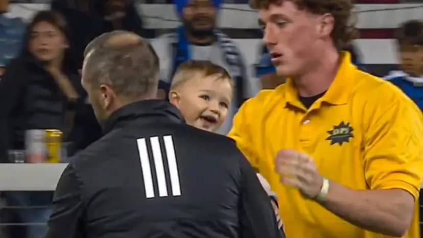 Un bebé entró a la cancha, interrumpió el juego y fue devuelto a su familia