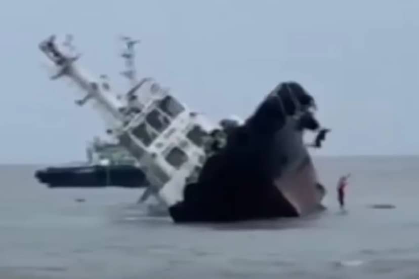 Barco se hundió en la costa de Filipinas y la tripulación saltó al mar para salvarse