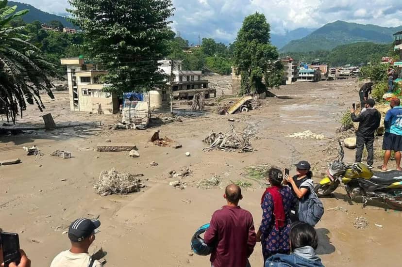 Nepal: suben a 270 los muertos por los aludes que arrasaron pueblos