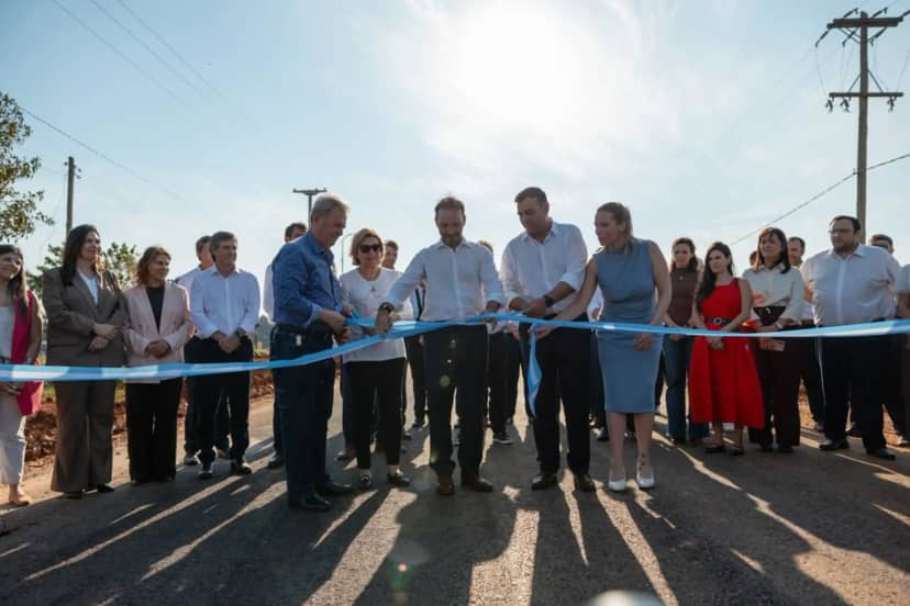 El Gobernador inauguró la pavimentación del acceso a la maderera Zozzoli en Santo Tomé