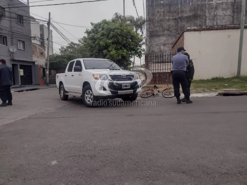 Ciclista iba en contramano y chocó contra una camioneta