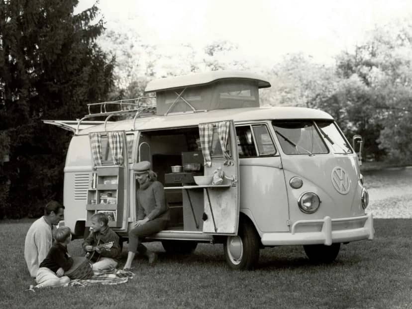 La camper no fue invento de Volkswagen: nació de un cliente que solo quería una cama y un escritorio en su furgoneta