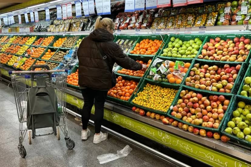 Caen las ventas en comercios y crece el endeudamiento para comparas alimentos