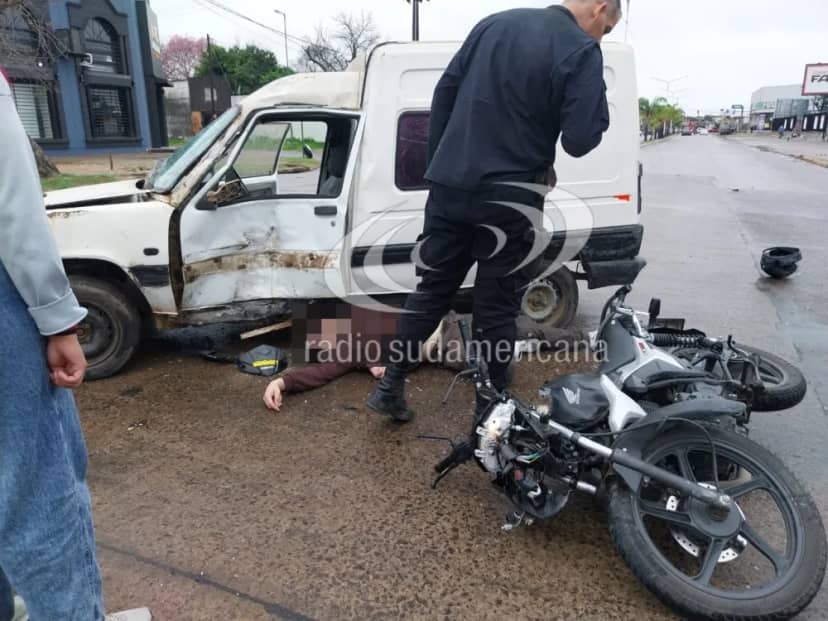 Chocó contra un utilitario que atravesaba una avenida: está grave