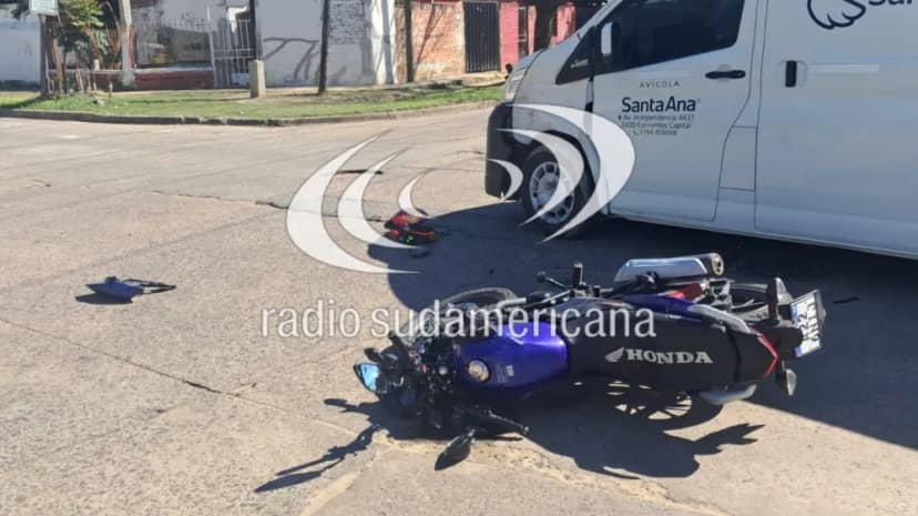 Motociclista fue hospitalizado tras chocar contra un utilitario