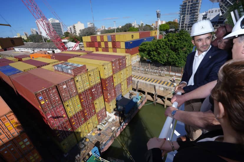 Se realizó en el Puerto de Corrientes la descarga de maquinaria para la primera planta de CLT del país