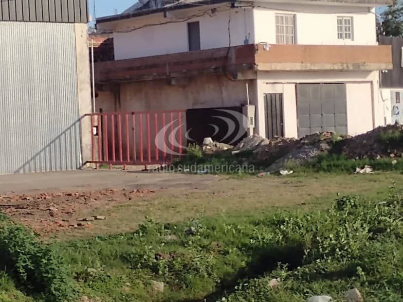 Enorme montículo y vallado impiden el paso de vecinos