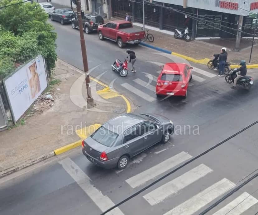 Camión derramó aceite y provocó deslizamiento de varios conductores