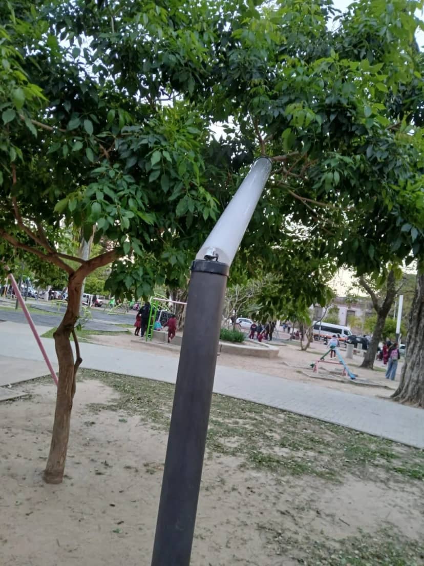 Vandalismo en plazas: destrozaron luminarias de plazas capitalinas