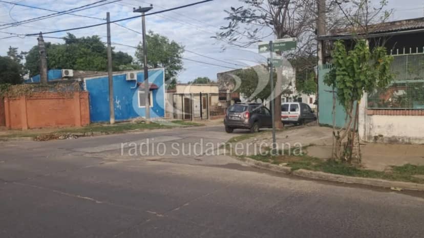 Iba a la escuela y motochorros lo atacaron con un cuchillo para robarle la mochila