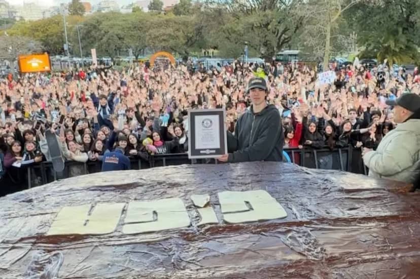 Hicieron en Buenos Aires el alfajor más grande del mundo: pesa más de tres toneladas