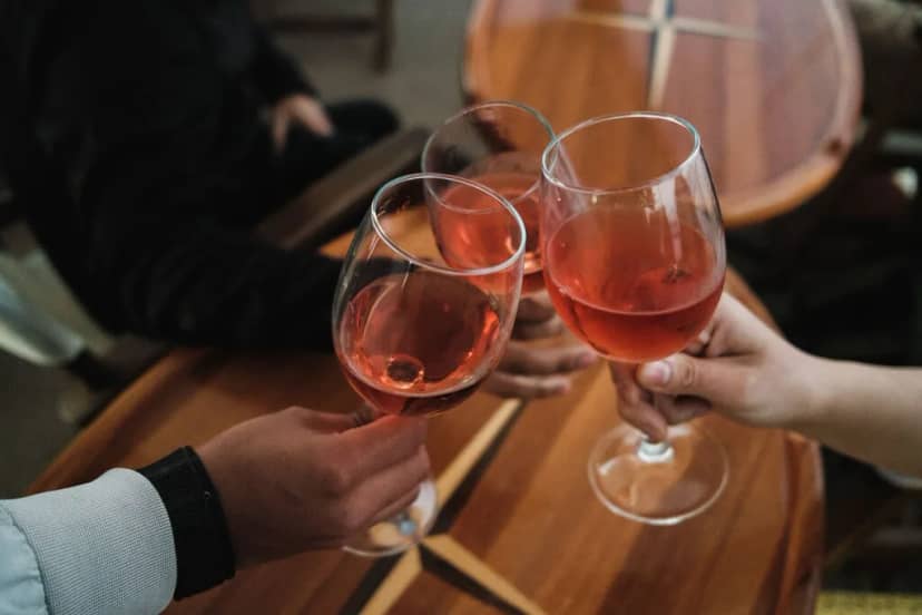 Creíamos que el vino protegía nuestra salud. El problema es que quizá confundíamos la copa con la compañía