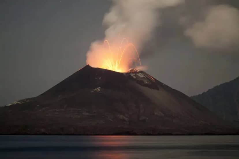 Indonesia: el volcán Krakatoa entró en erupción y hay ocho aeropuertos cerrados