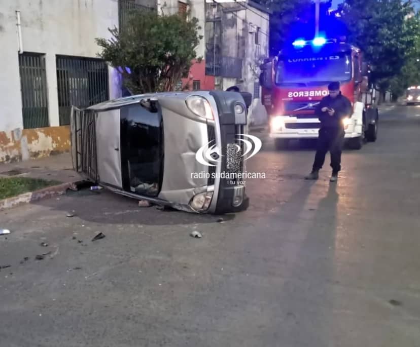 Utilitario terminó volcando tras rozar la parte trasera de un auto
