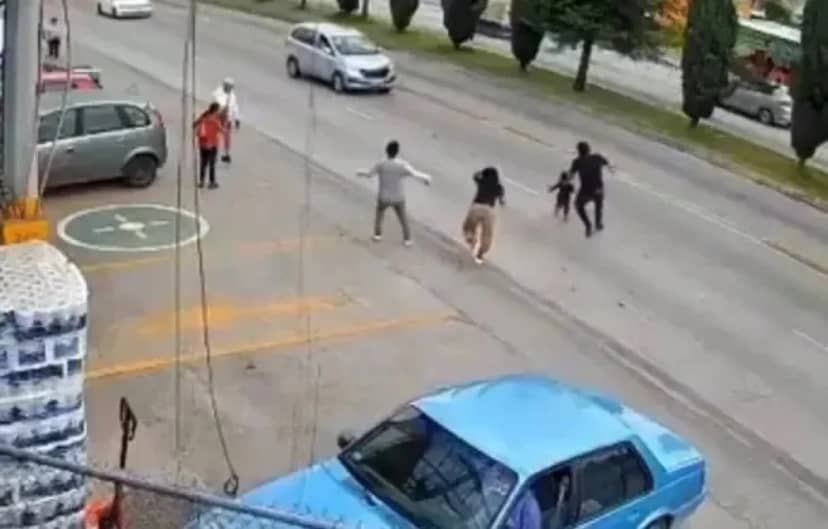 México: reaccionó a tiempo y salvó a una nena de ser arrollada por un auto
