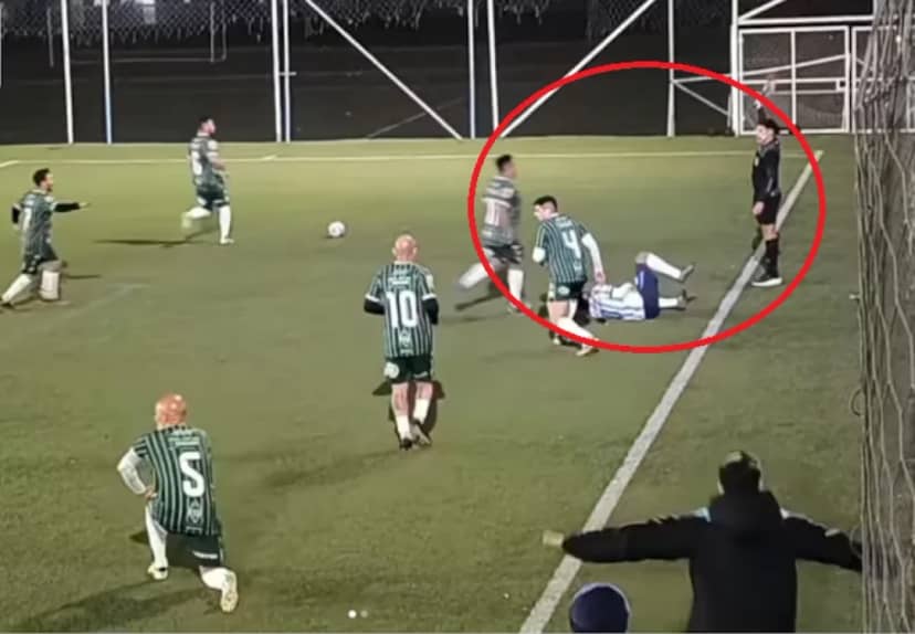 Video: brutal agresión de un futbolista al juez de línea de fútbol