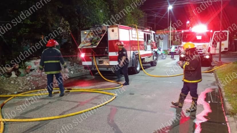 Dos hombres fueron rescatados tras el incendio de una vivienda