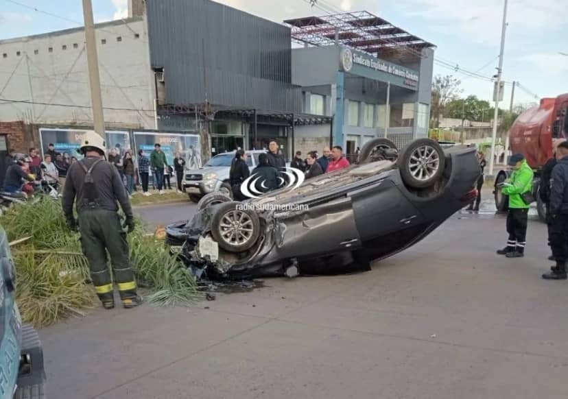 Quedó atrapado tras volcar con su auto y salió por sus propios medios