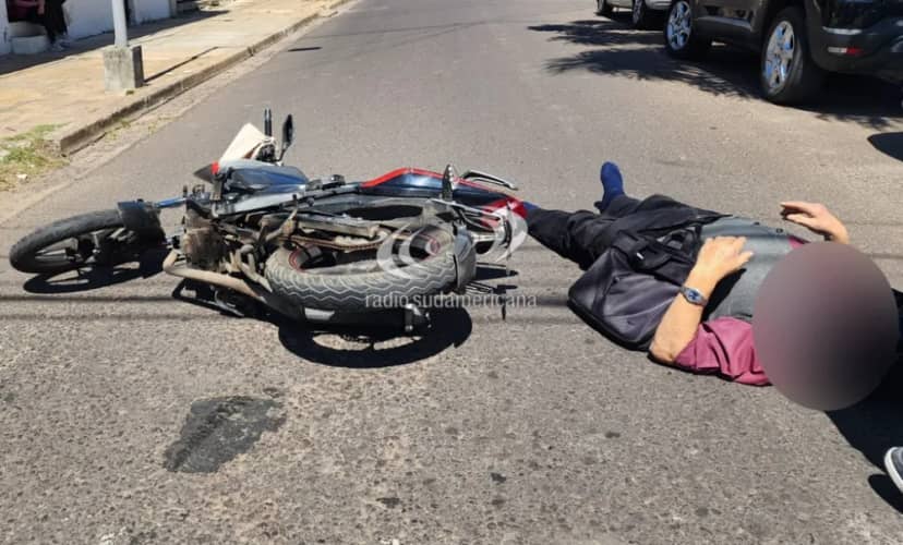 Volvió marcha atrás con su auto y chocó contra una motocicleta