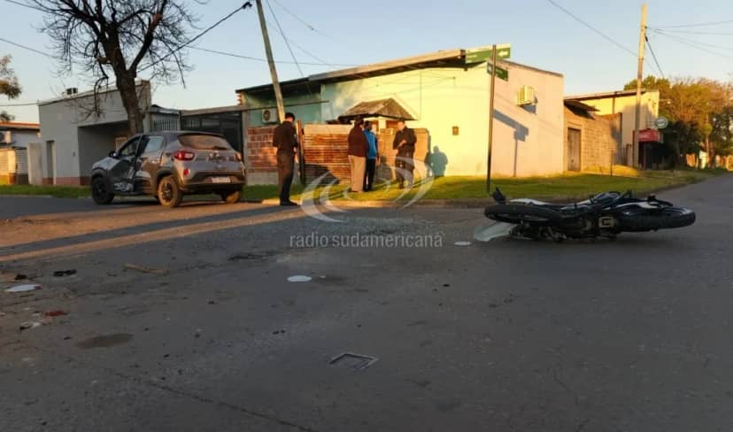Fuerte choque: motociclista a alta velocidad destrozó un auto
