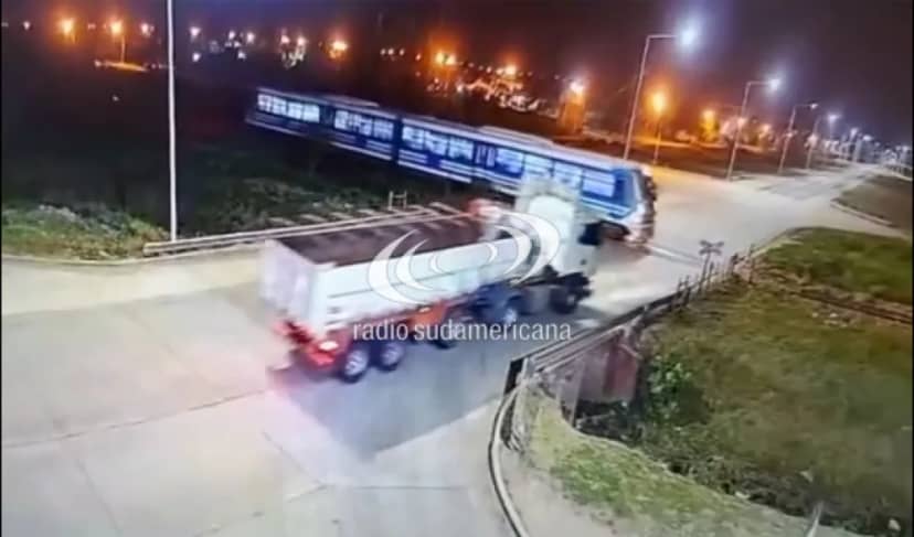 Chaco: así chocó un camión con un tren de pasajeros sobre ruta 6