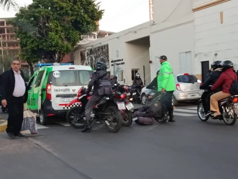 Penitenciarios en moto chocaron contra un móvil de Tránsito