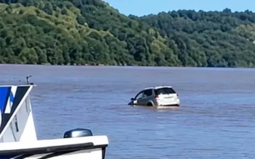 Usaba el celular y no escuchó las advertencias: cayó con auto y todo al río Uruguay