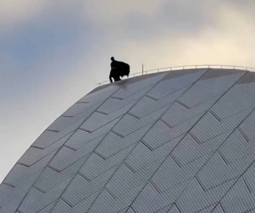 VIDEO: Captan a Batman cuidando una Ciudad desde su edificio más emblemático