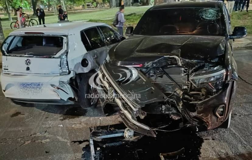 Impresionante choque entre un auto y una camioneta en la zona del Parque Mitre