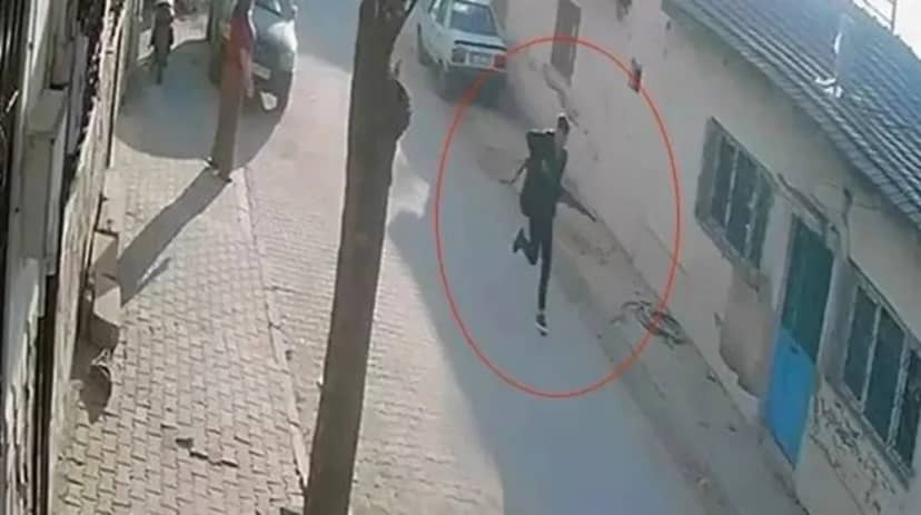 Video: adolescente disparó con una escopeta frente a una escuela en Turquía