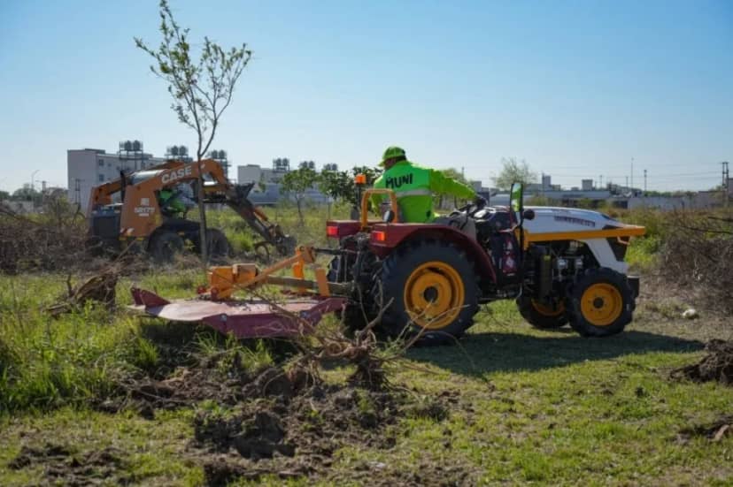Corrientes incorporó dos nuevos tractores para servicios públicos