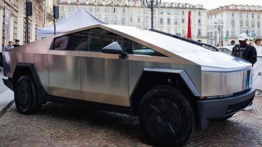 Milei sueña con un Cybertruck, pero gracias a él los argentinos compran cada vez más autos chinos