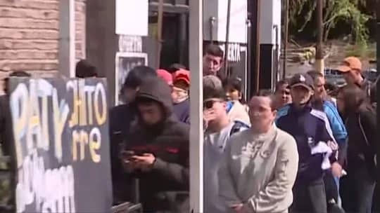 Masivo acampe en Guernica para entregar currículums ante la apertura de un comercio mayorista