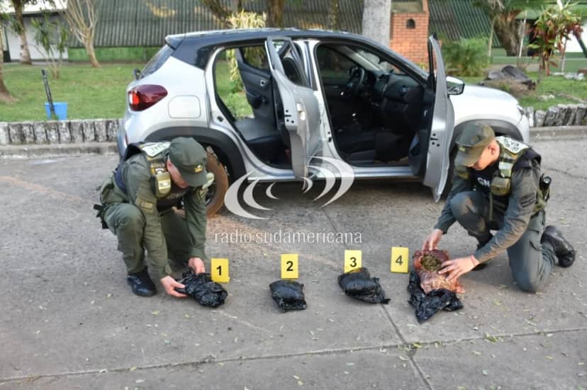 Intentaron disimular el olor de la marihuana con café pero fueron detenidos