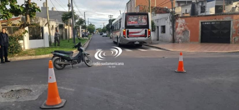 Motociclista en contramano impactó contra un colectivo