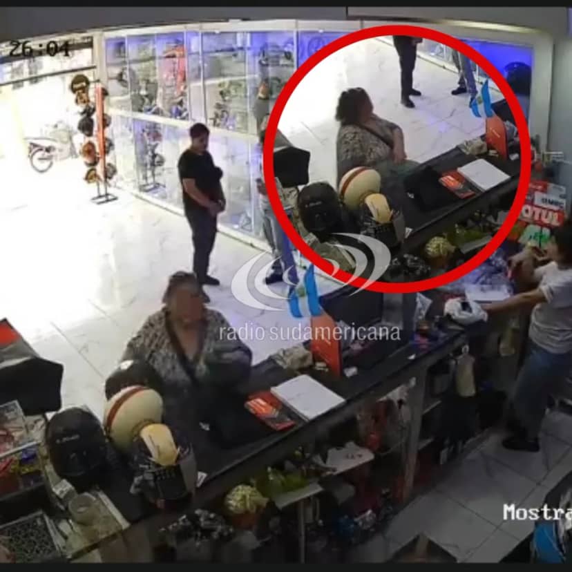Mechera fue captada robando un casco de una casa de motopartes