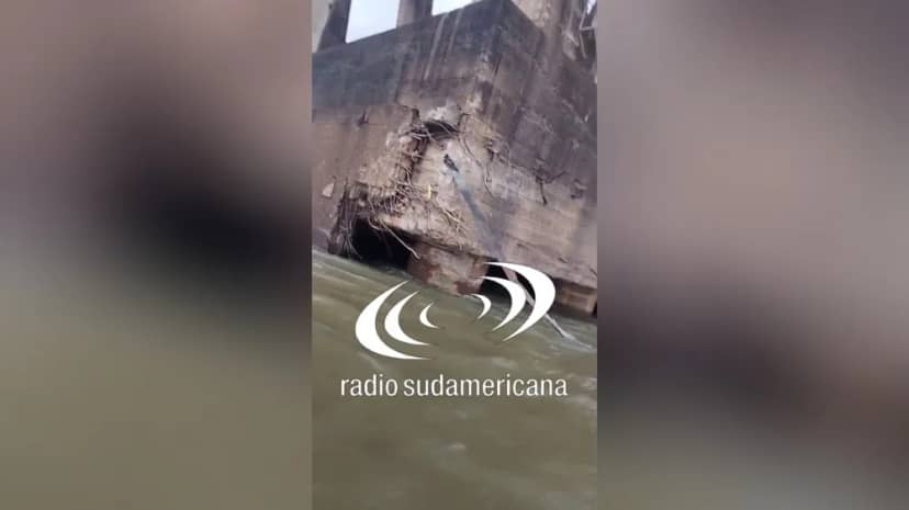 Remolcador paraguayo chocó y rompió parte de la base del puente